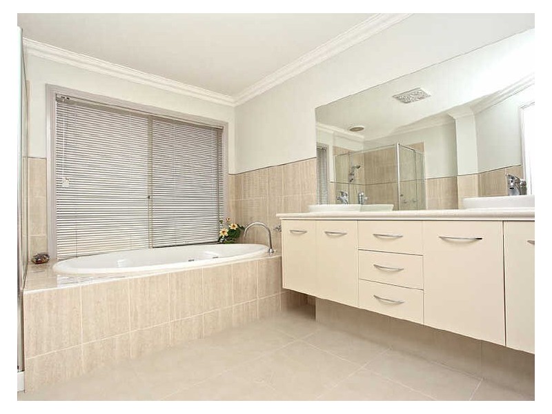8 Azure Drive, Tarneit VIC 3029