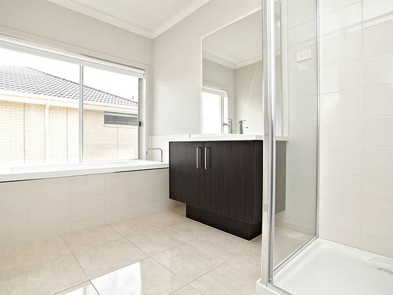 20 Maritime Circuit, Sanctuary Lakes VIC 3030
