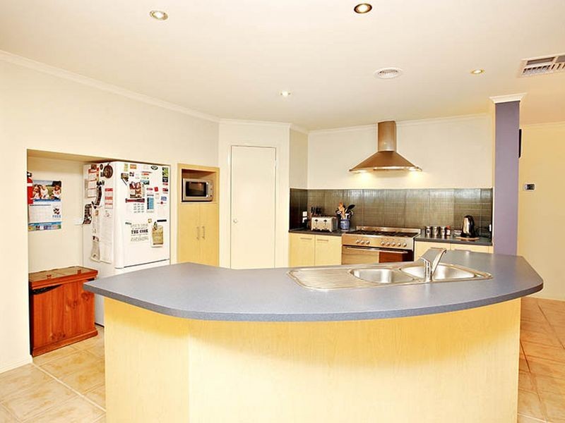 11 Mandarin Grove, Werribee VIC 3030