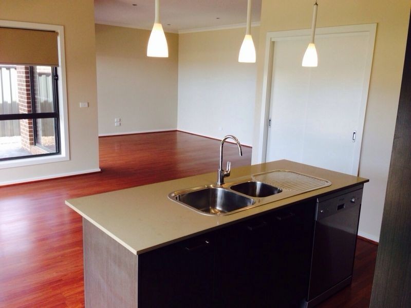 10 Lambourne Avenue, Truganina VIC 3029