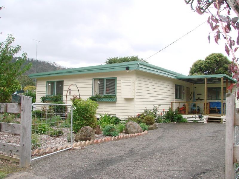 6 Riverside Crescent, Broadford VIC 3658