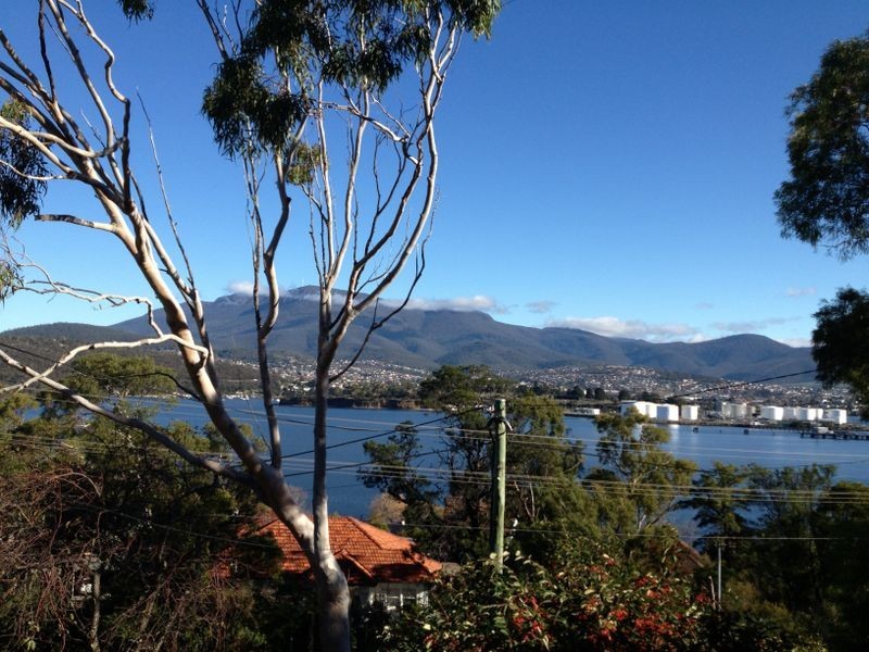 130 Derwent Avenue, Lindisfarne TAS 7015