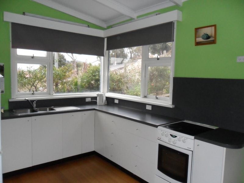 130 Derwent Avenue, Lindisfarne TAS 7015