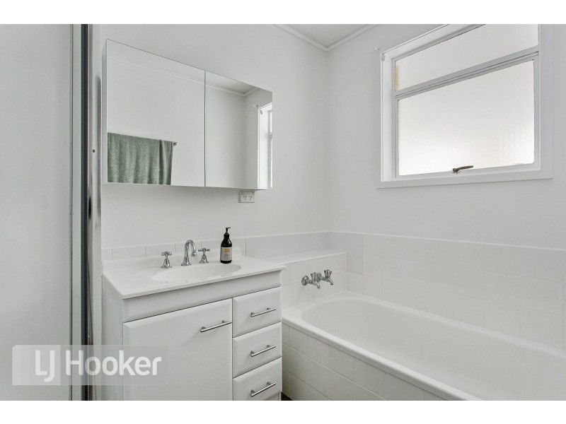 24 Manly Avenue, Lindisfarne TAS 7015