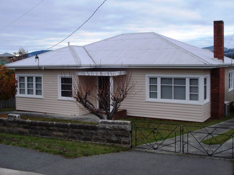 4 Rowitta Road, Lindisfarne TAS 7015