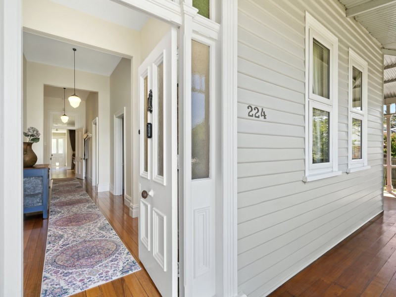 224 Derwent Avenue, Lindisfarne TAS 7015