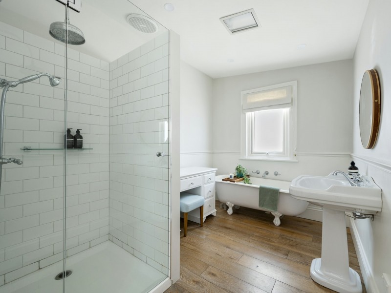 224 Derwent Avenue, Lindisfarne TAS 7015