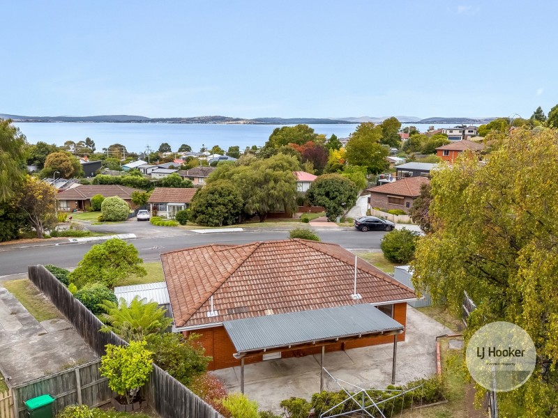 2 Calder Crescent, Blackmans Bay TAS 7052