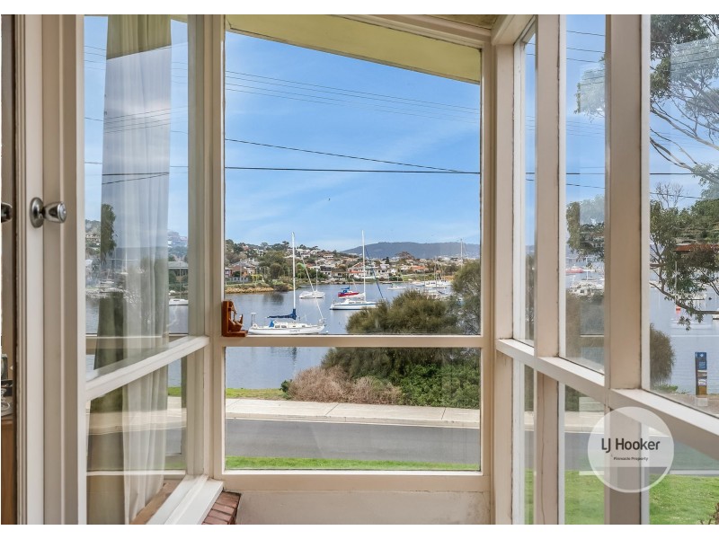 11 Esplanade, Lindisfarne TAS 7015
