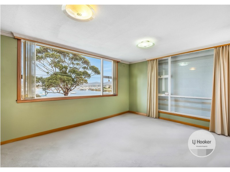 11 Esplanade, Lindisfarne TAS 7015