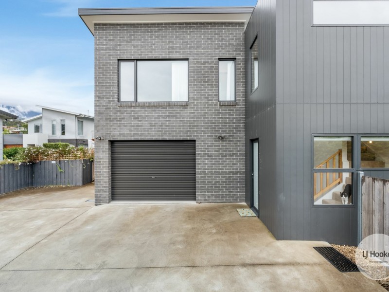 2/6 Dowding Crescent, New Town TAS 7008