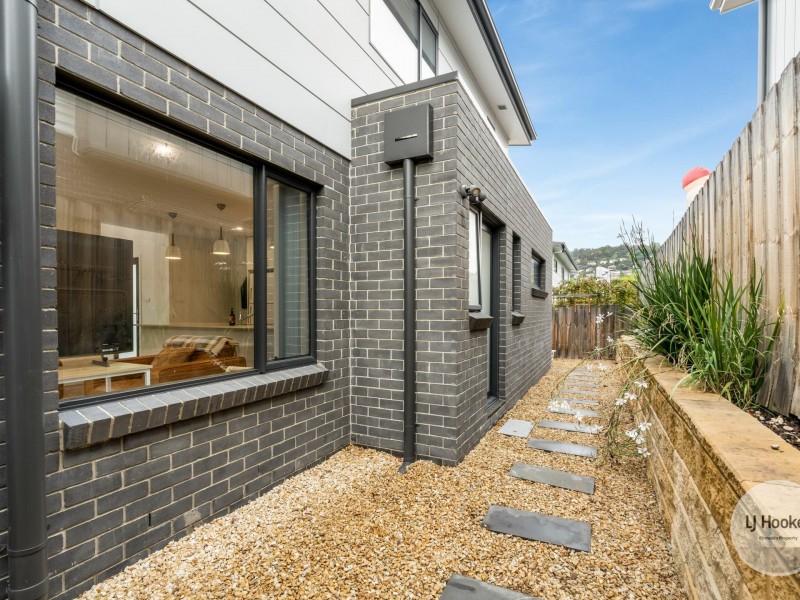 2/6 Dowding Crescent, New Town TAS 7008