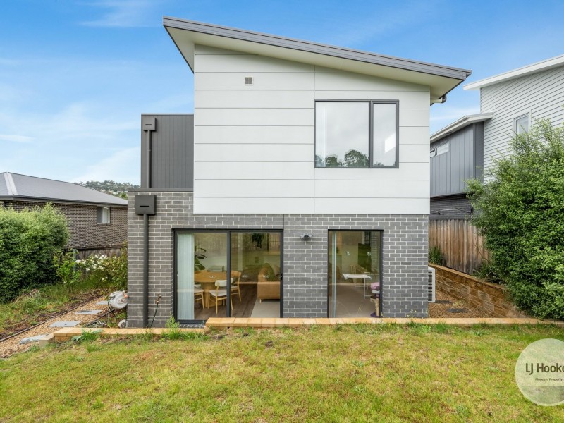 2/6 Dowding Crescent, New Town TAS 7008