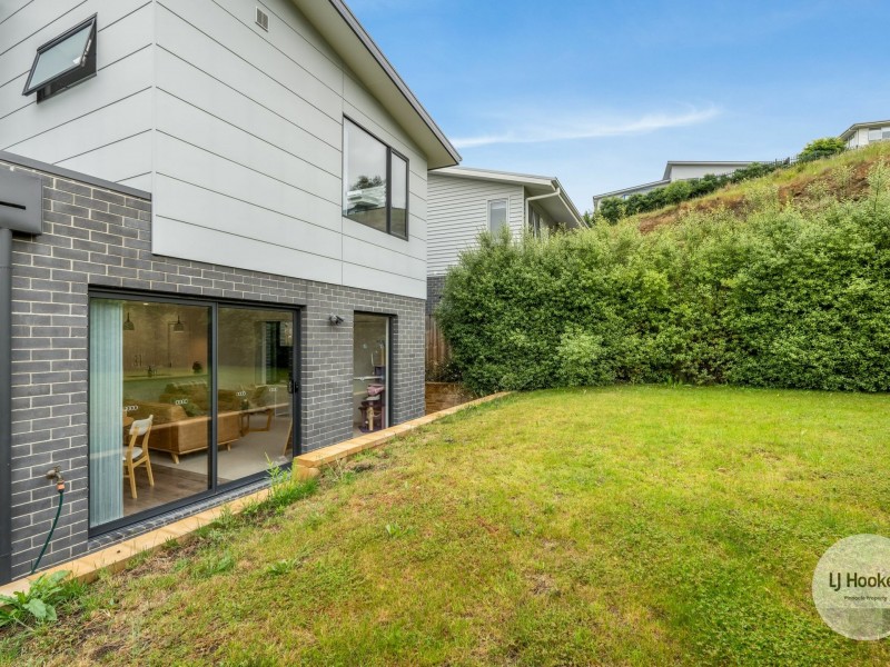 2/6 Dowding Crescent, New Town TAS 7008