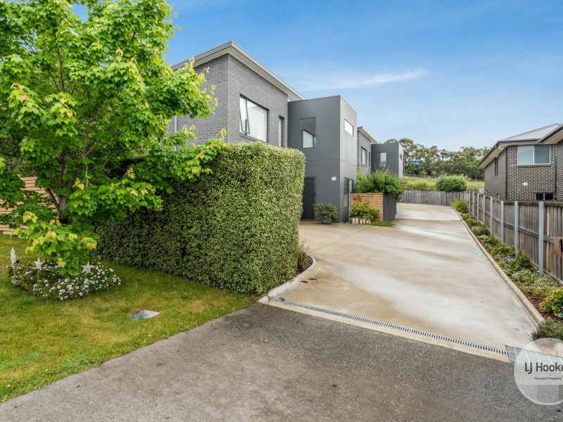 2/6 Dowding Crescent, New Town TAS 7008