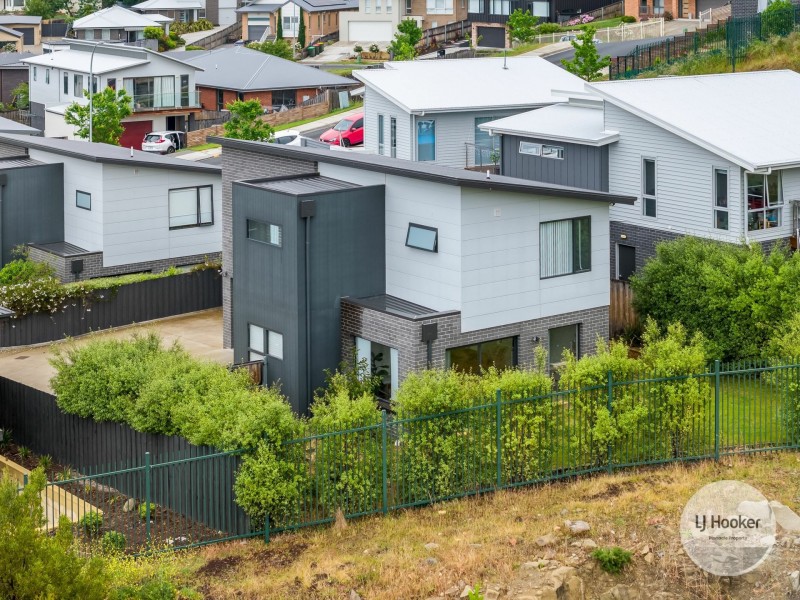 2/6 Dowding Crescent, New Town TAS 7008