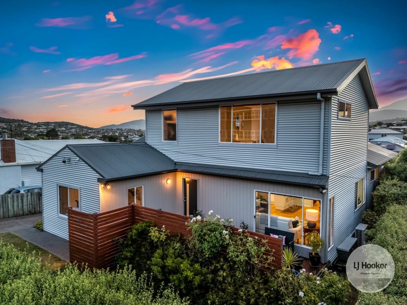 12 Rowitta Road, Lindisfarne TAS 7015