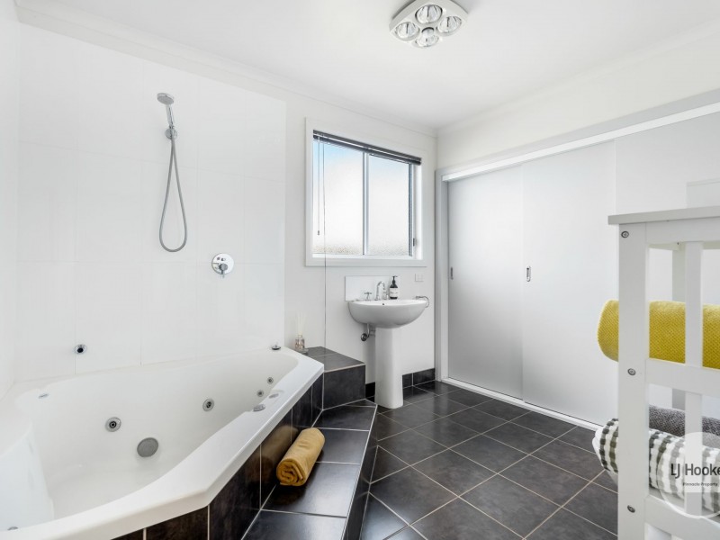 12 Rowitta Road, Lindisfarne TAS 7015