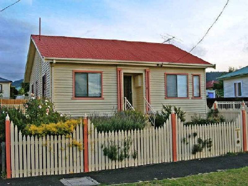 9 Curlew Parade, Claremont TAS 7011