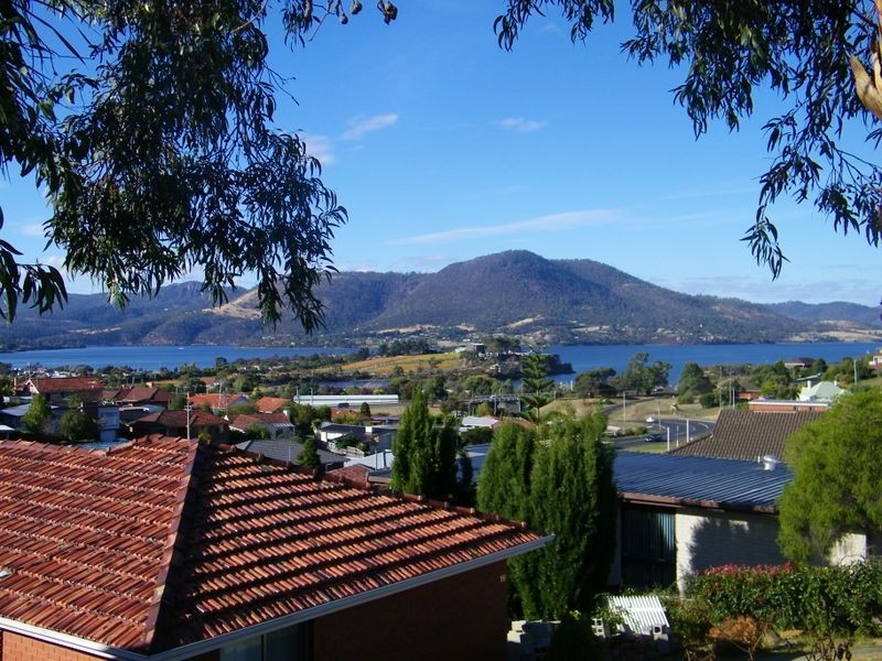 18 Chandos Drive, Berriedale TAS 7011