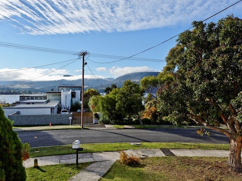 1 Moreton Crescent, Claremont TAS 7011