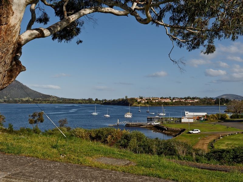 2/11 Amaroo Road, Austins Ferry TAS 7011