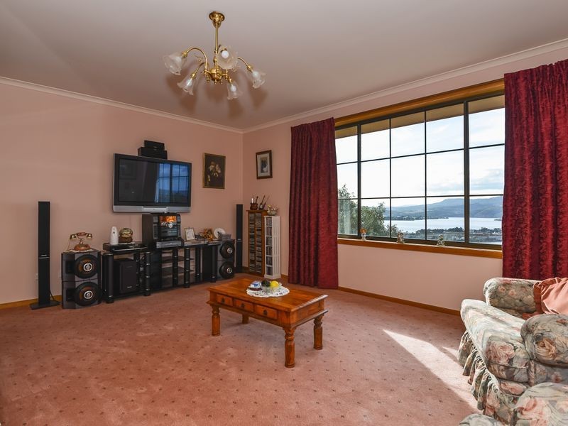 12 Officer Street, Rosetta TAS 7010