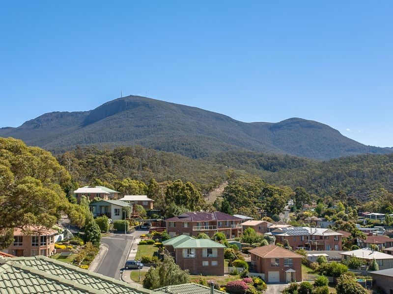 3/6 Broadby Drive, Lenah Valley TAS 7008