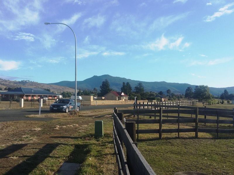 2/5 Alec Campbell Drive, Brighton TAS 7030