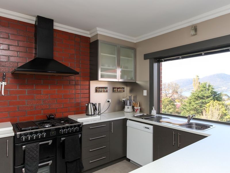 11 Barclay Crescent, Rosetta TAS 7010