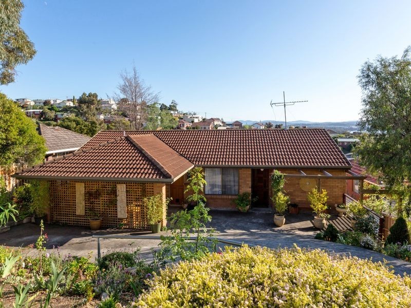 18 Chandos Drive, Berriedale TAS 7011
