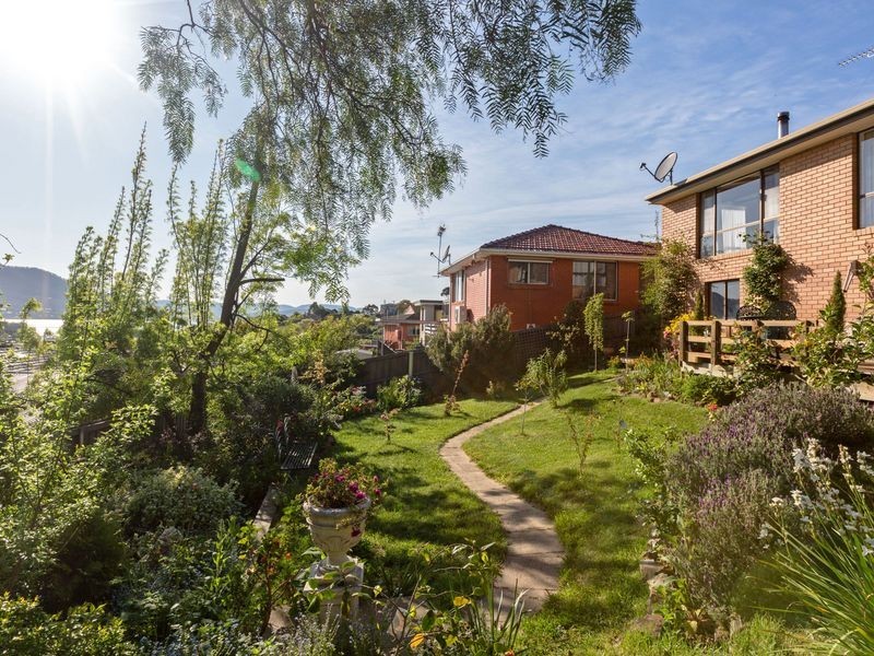 18 Chandos Drive, Berriedale TAS 7011