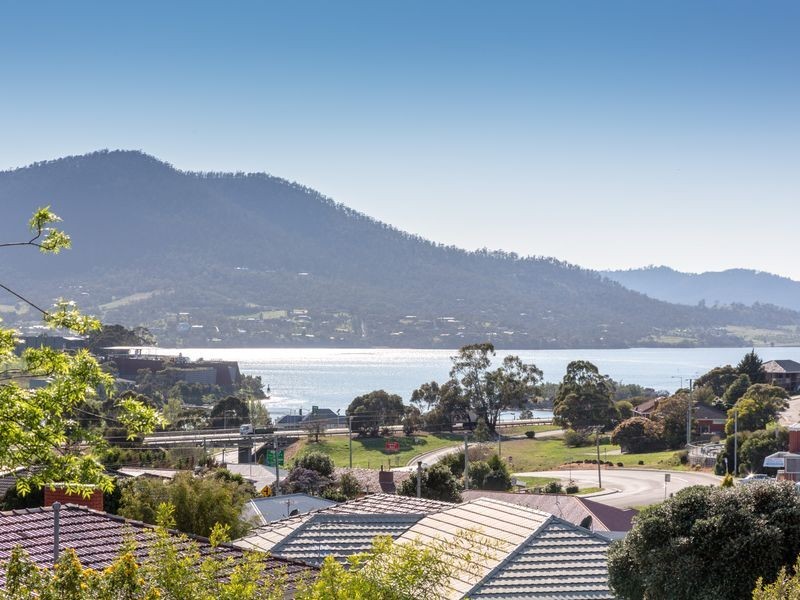 18 Chandos Drive, Berriedale TAS 7011