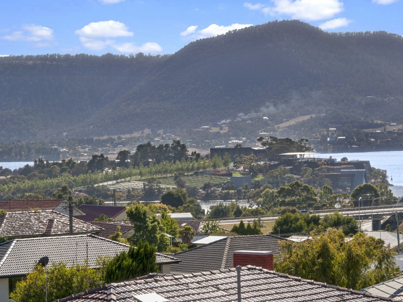 18 Chandos Drive, Berriedale TAS 7011