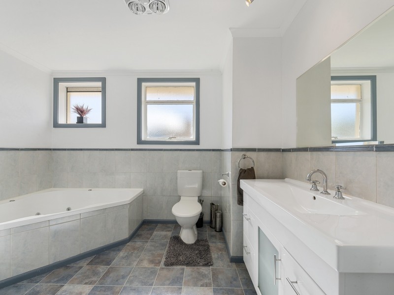 718 Main Road, Berriedale TAS 7011