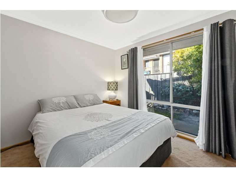 72 Henley Street, Lindisfarne TAS 7015