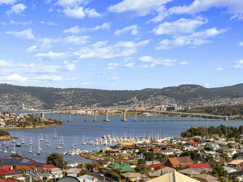 219 Derwent Avenue, Lindisfarne TAS 7015