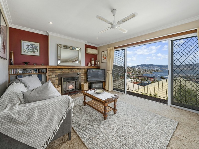 219 Derwent Avenue, Lindisfarne TAS 7015