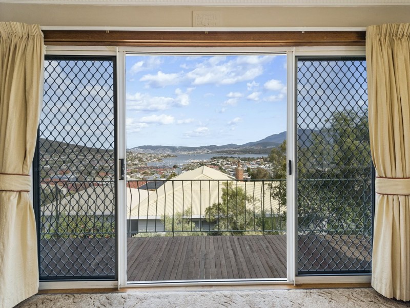 219 Derwent Avenue, Lindisfarne TAS 7015