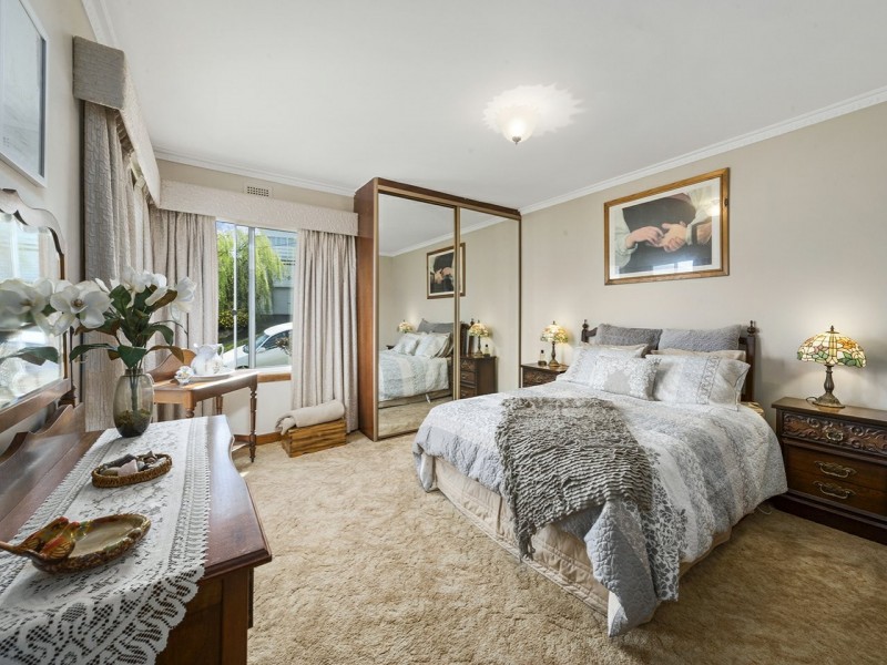 219 Derwent Avenue, Lindisfarne TAS 7015