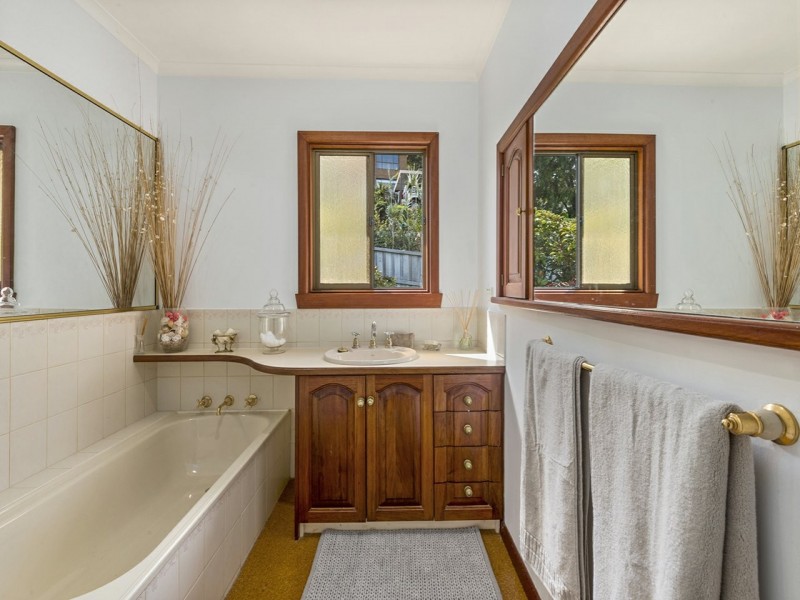 219 Derwent Avenue, Lindisfarne TAS 7015