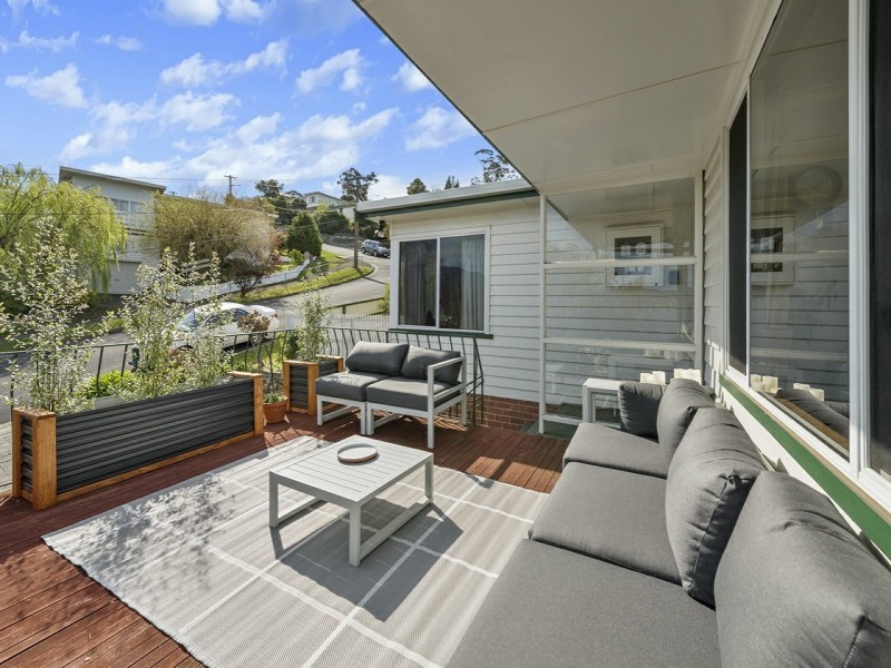 219 Derwent Avenue, Lindisfarne TAS 7015