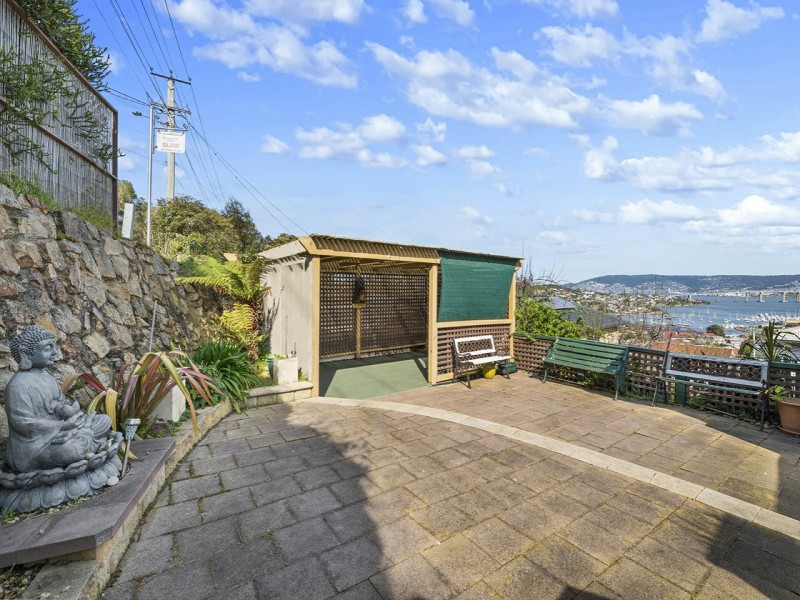219 Derwent Avenue, Lindisfarne TAS 7015