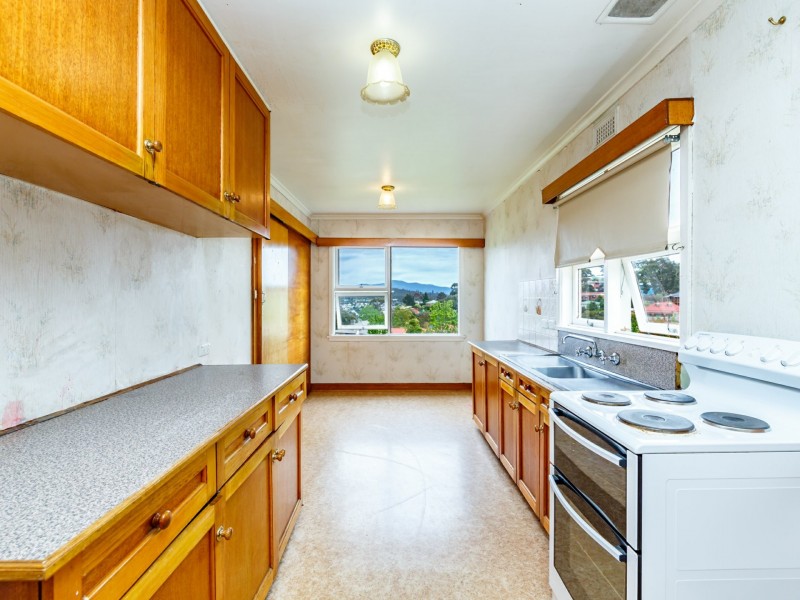 12 Avoca Street, Lindisfarne TAS 7015