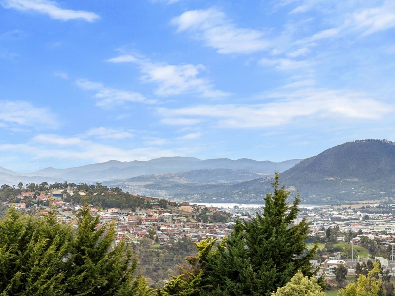 1/52 Rosehill Crescent, Lenah Valley TAS 7008