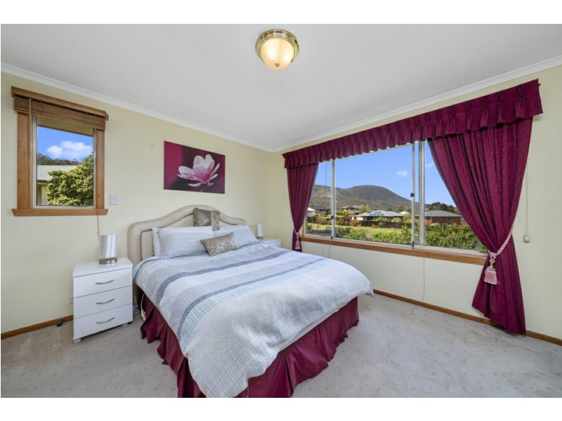 27 Clives Avenue, Old Beach TAS 7017