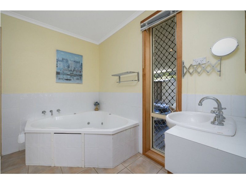 27 Clives Avenue, Old Beach TAS 7017