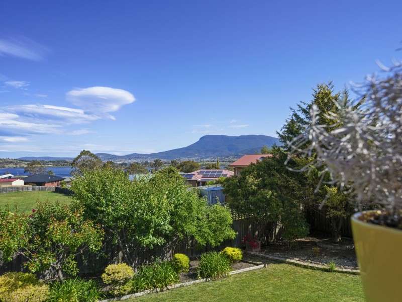 27 Clives Avenue, Old Beach TAS 7017