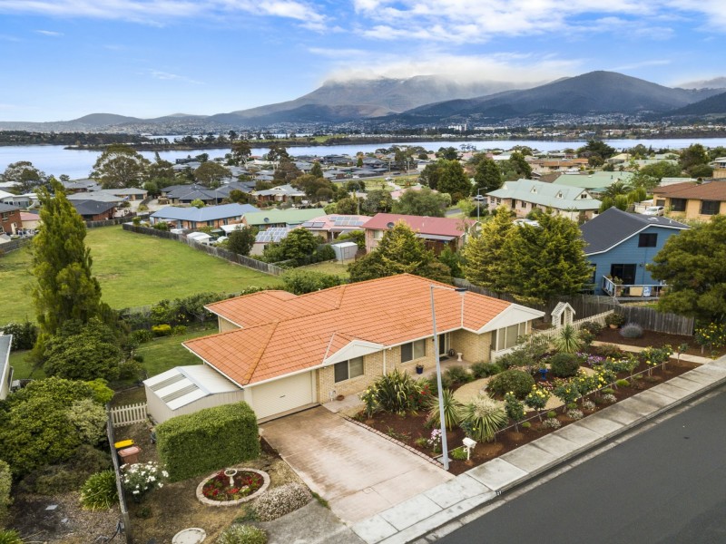 27 Clives Avenue, Old Beach TAS 7017