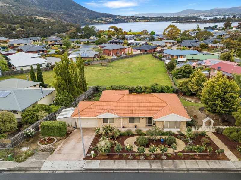 27 Clives Avenue, Old Beach TAS 7017